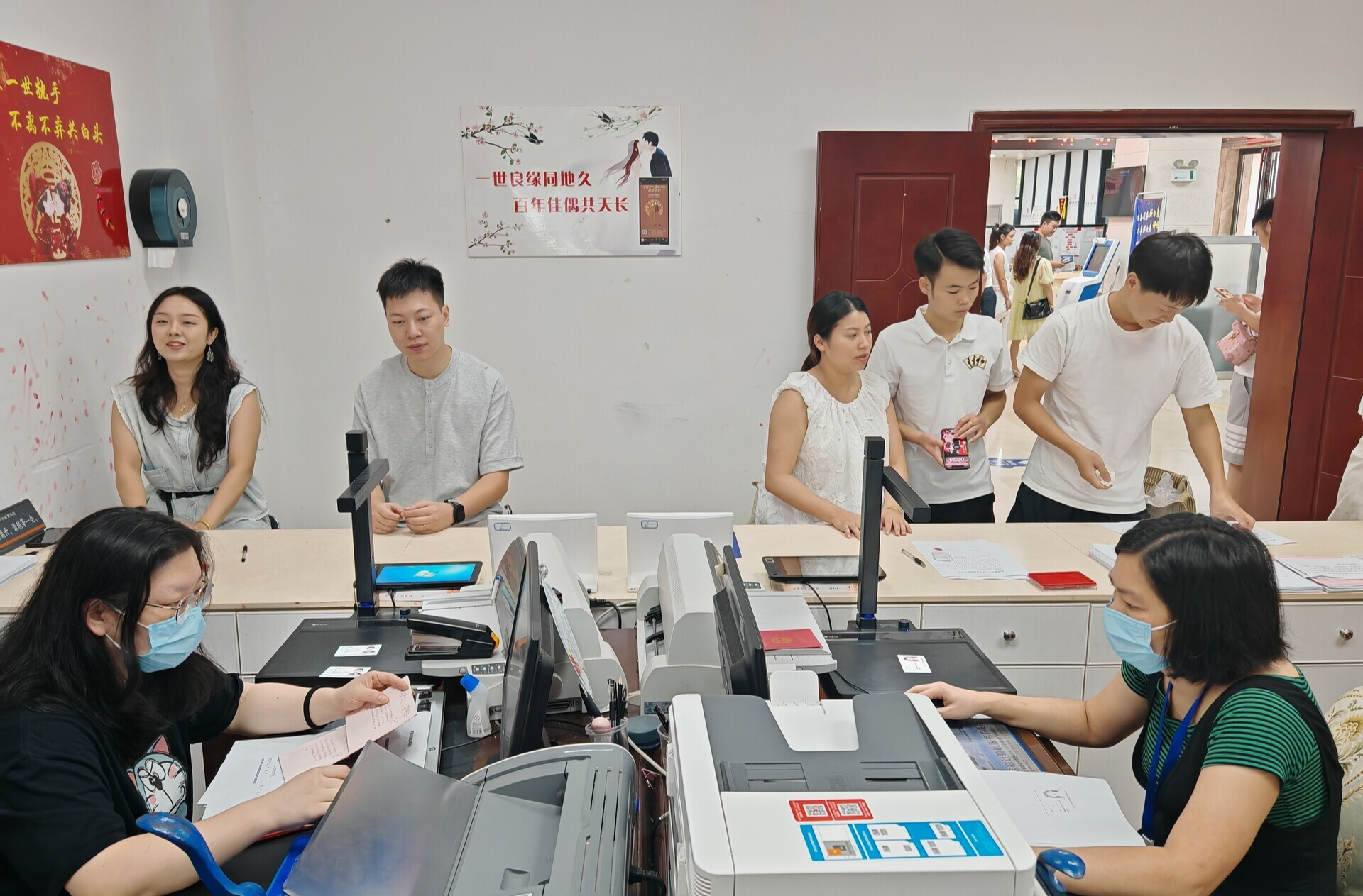 七夕佳節(jié)愛意濃 婚姻登記溫情滿