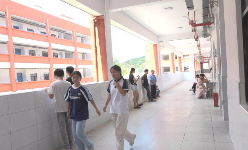 新学期新气象   我县各中小学校迎来秋季开学