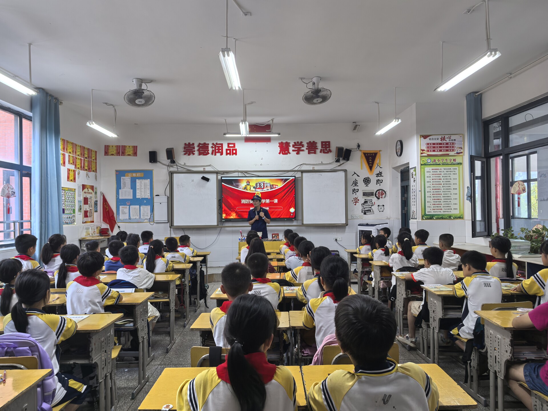 消防安全“开学第一课”   筑牢校园“防火墙”