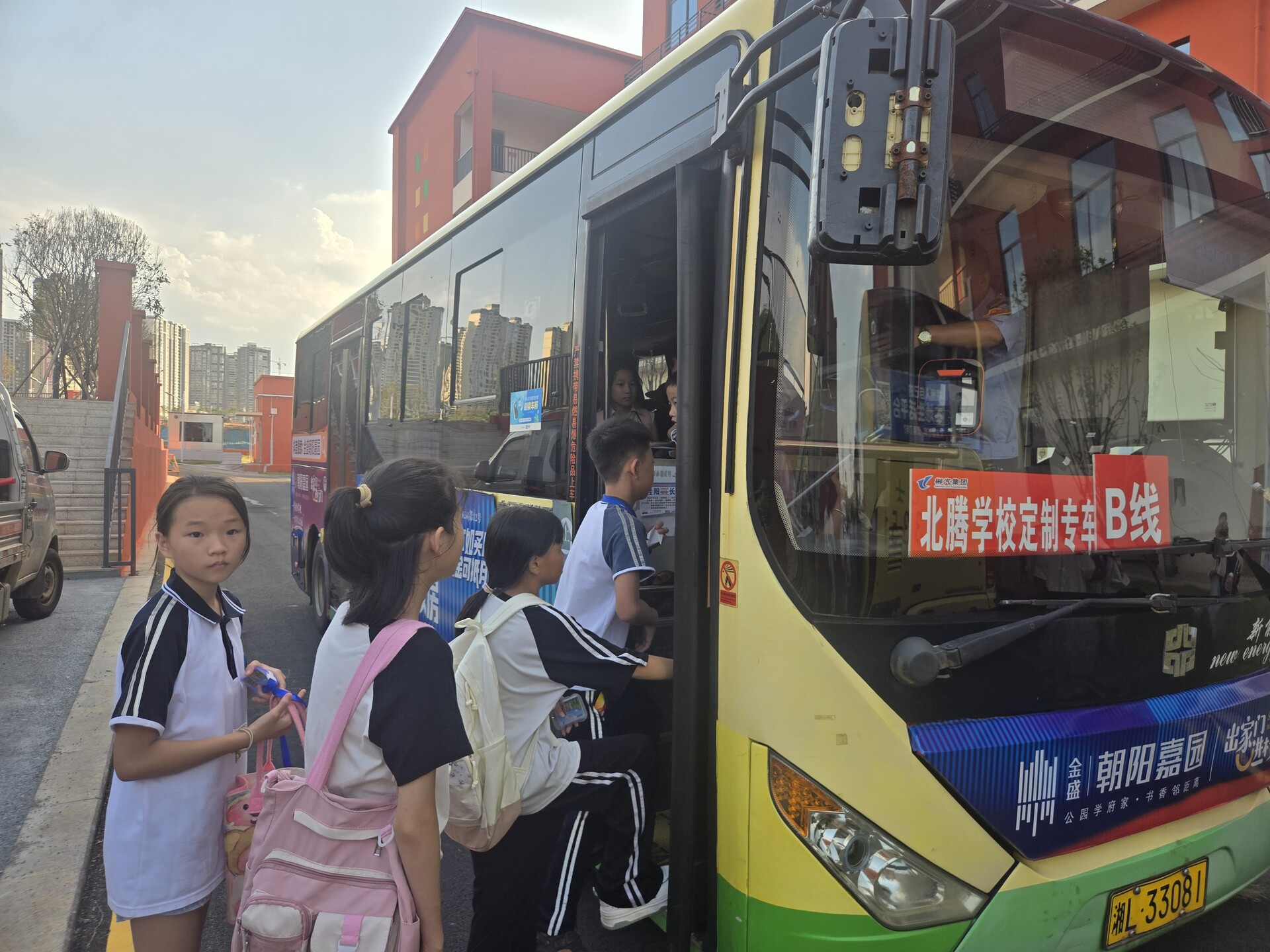 践初心 办实事：“一车直达”家校通 校园定制公交畅通学子上学路