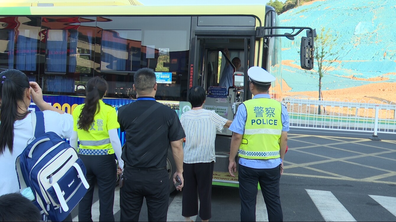 开学季：交警护航学生上下学安全