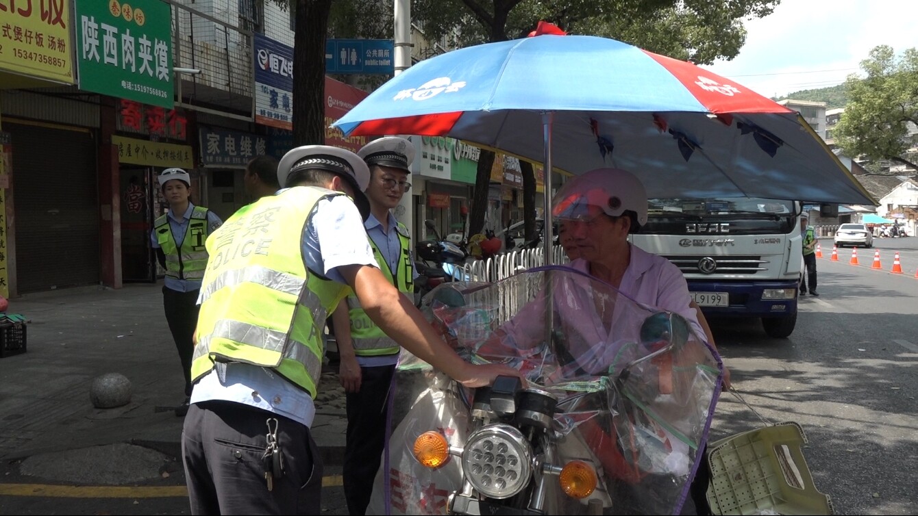 县交警大队开展开学季“摩电车”整治行动