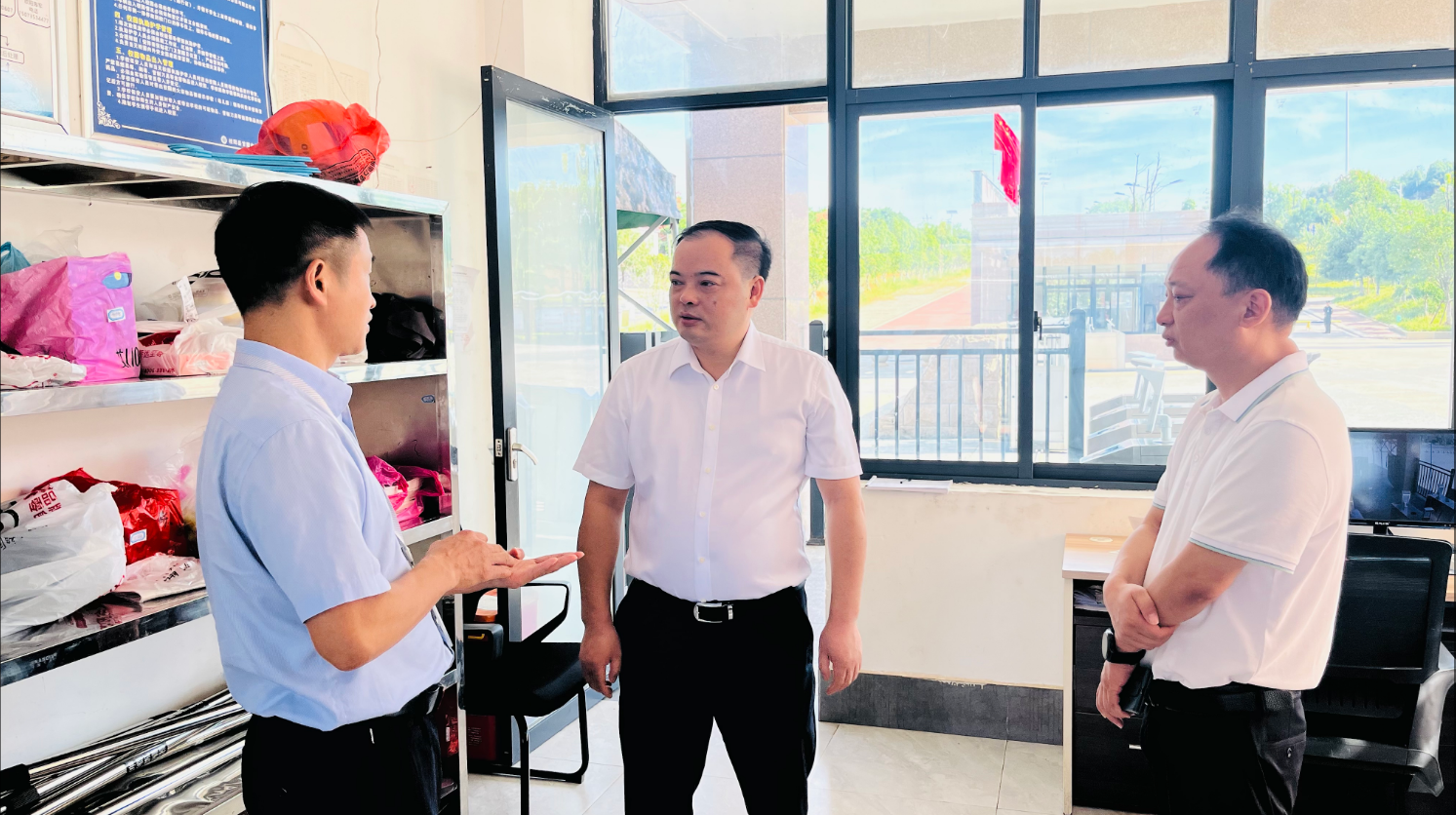 李志強(qiáng)調(diào)研開學(xué)及校園安全、煙葉收購工作