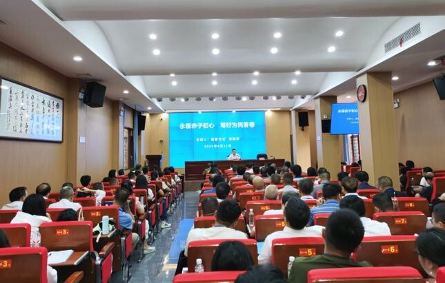 巫初華到縣委黨校為學(xué)員講授專題黨課