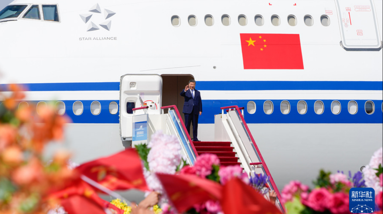 习近平率中央代表团抵达乌鲁木齐出席新疆维吾尔自治区成立70周年庆祝活动