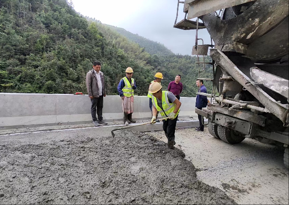 桂阳：“监管+服务”双管齐下  筑牢双节公路安全防线