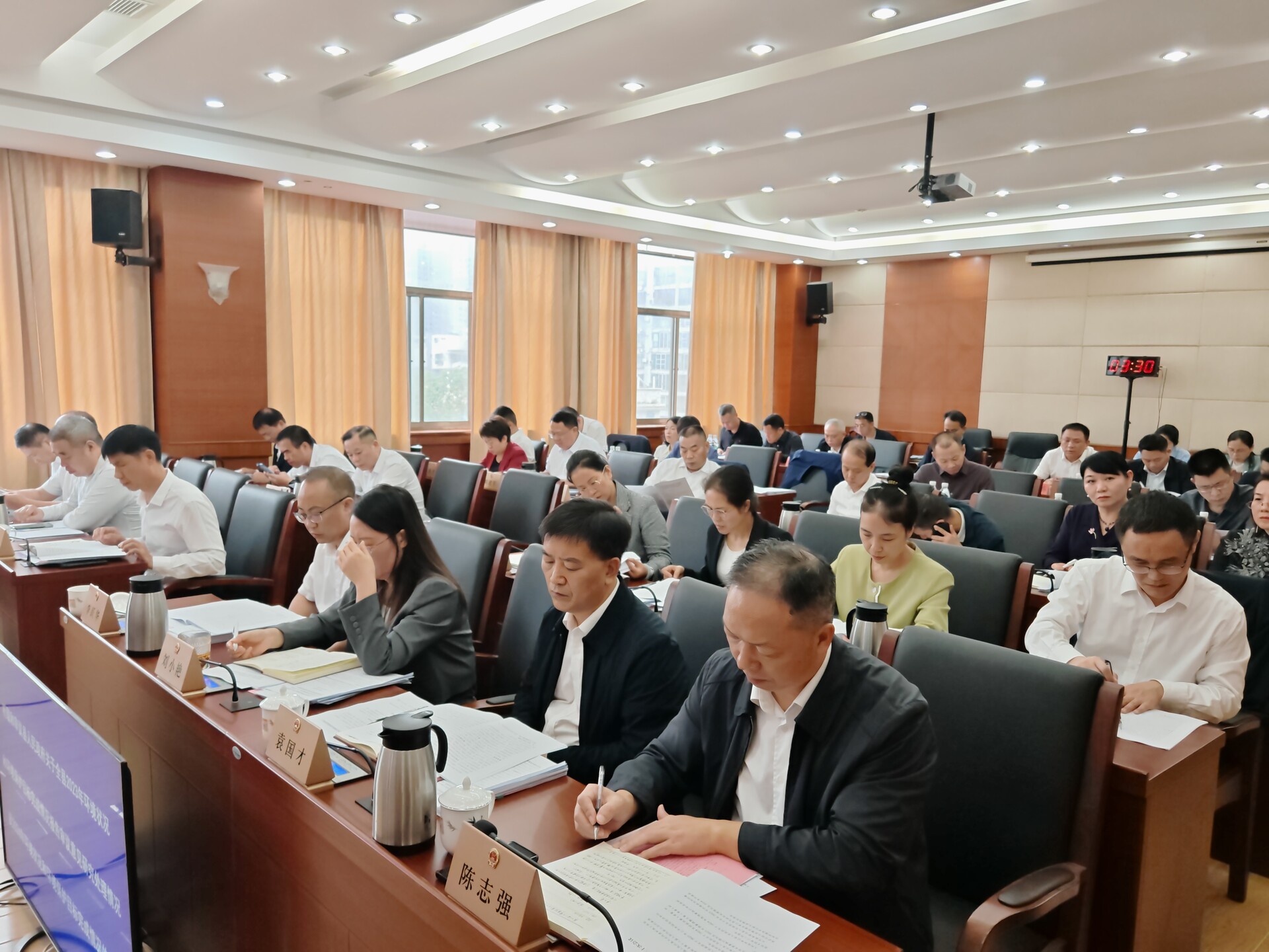 县十八届人大常委会第三十次会议召开