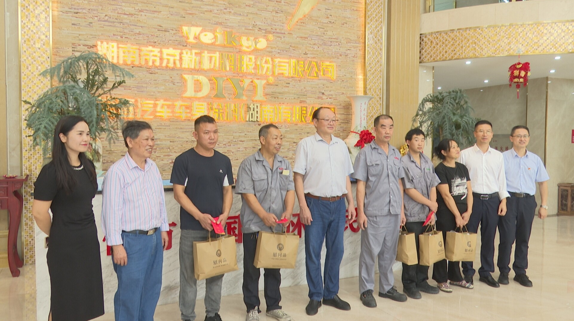 县慈善总会开展民企困难职工慰问活动