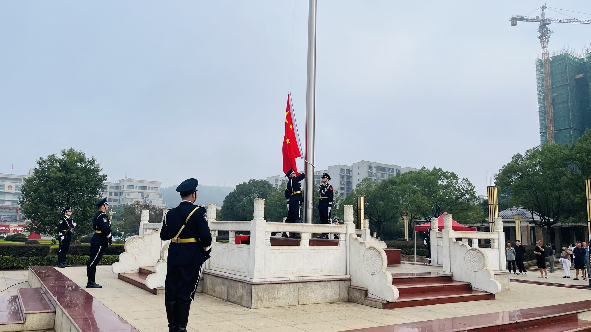 我县举行2025年国庆升国旗仪式
