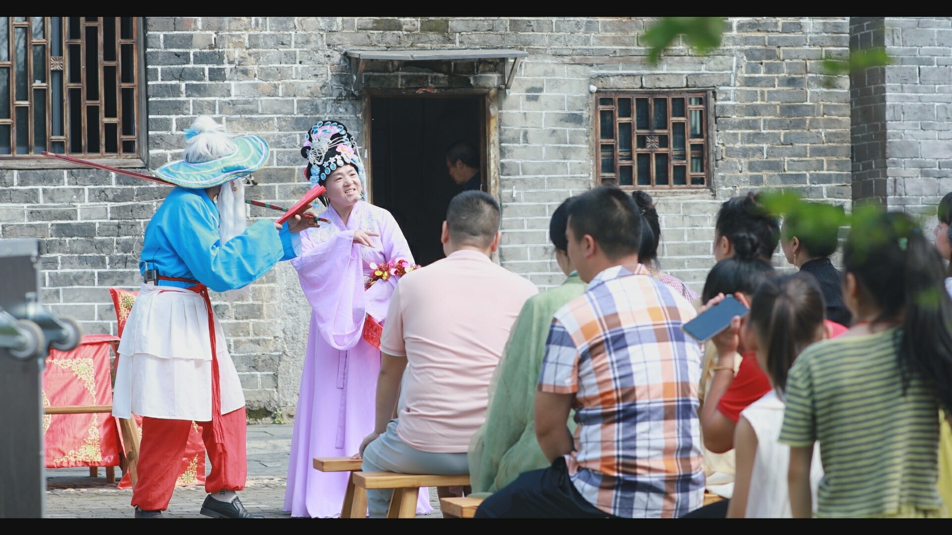 文化惠民点亮乡村旅游 游客打卡乡村创意工坊