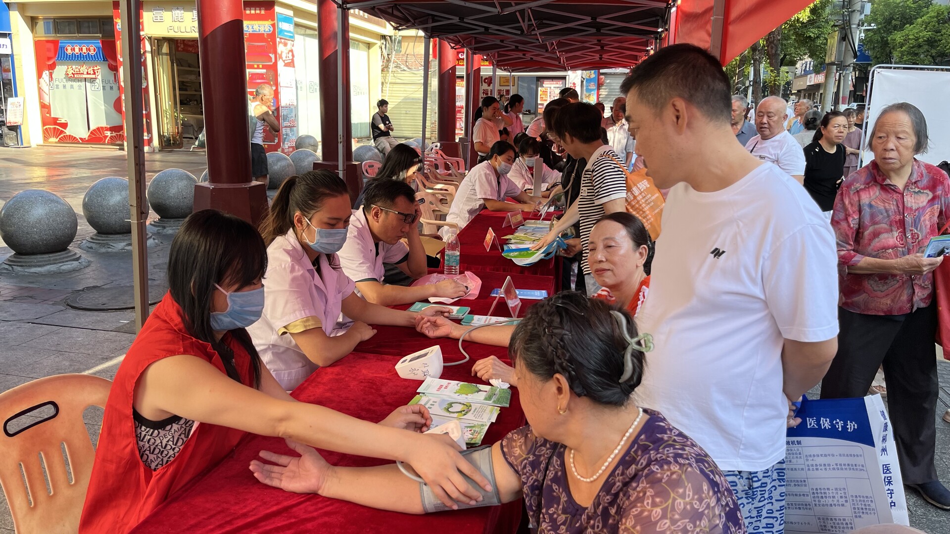 我县开展2025年世界精神卫生日宣传活动