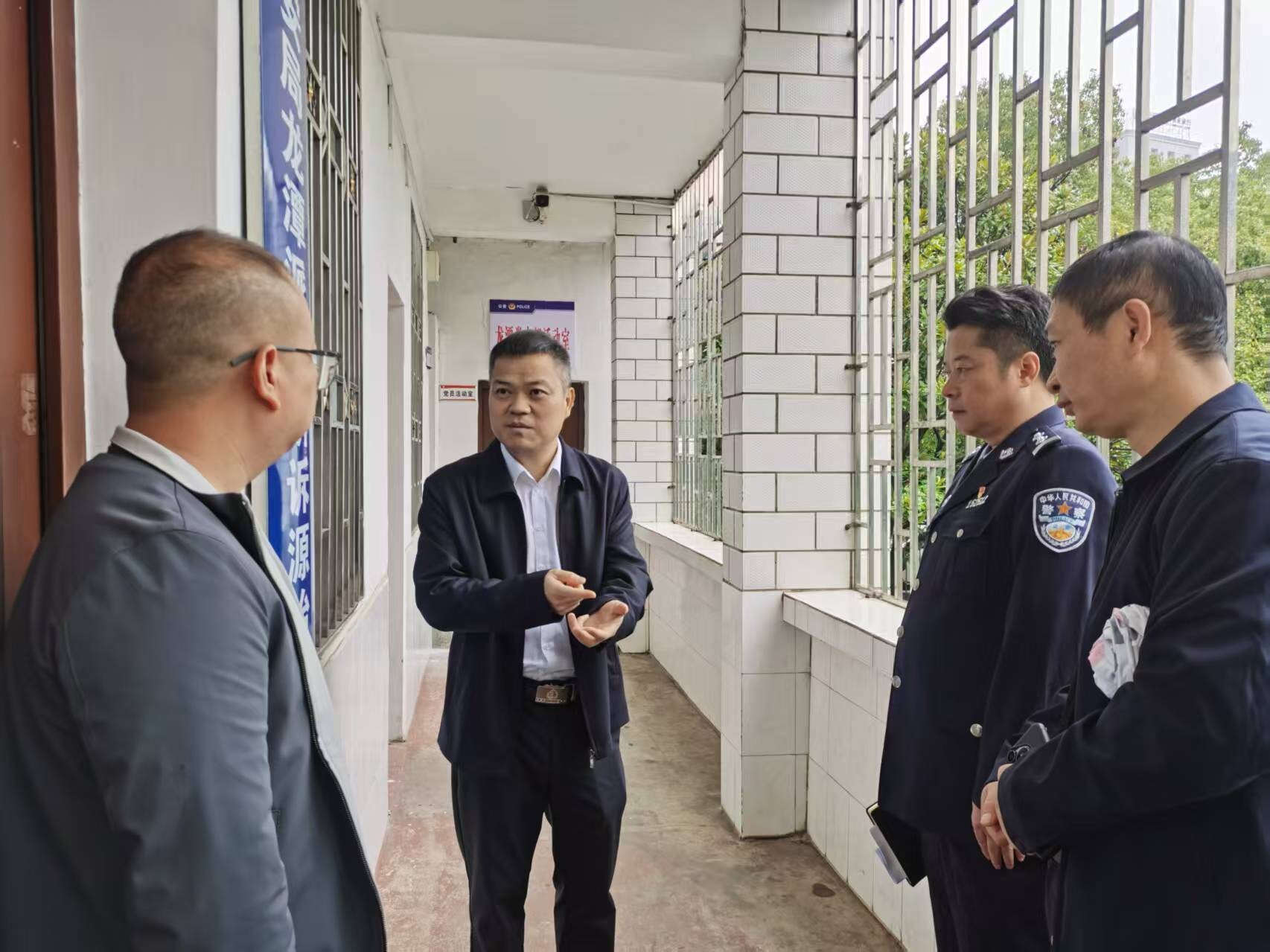 巫初华调研基层派出所治安管理工作