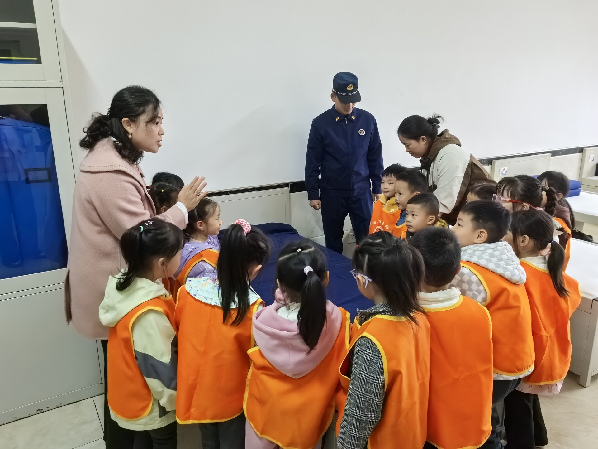 幼儿园萌娃“趣”探消防站  致敬“火焰蓝”