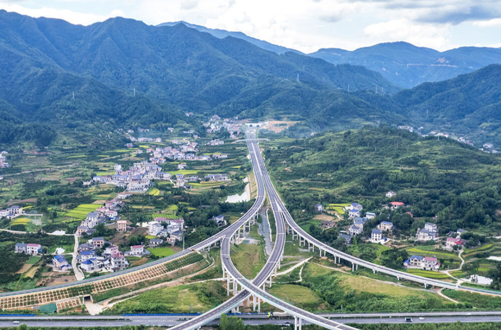 思想之光照亮奋进之路——以习近平同志为核心的党中央引领中国经济社会高质量发展迈向新境界