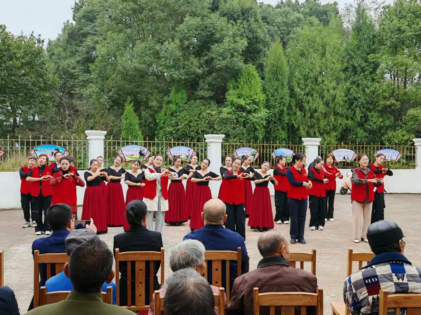 我们的节日·重阳|志愿者走进敬老院 欢歌笑语庆佳节