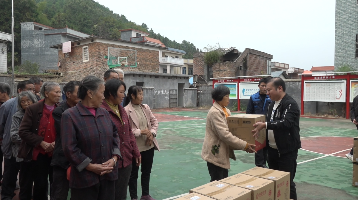 我们的节日·重阳丨爱心企业为塘市镇老人捐赠家电传递温暖