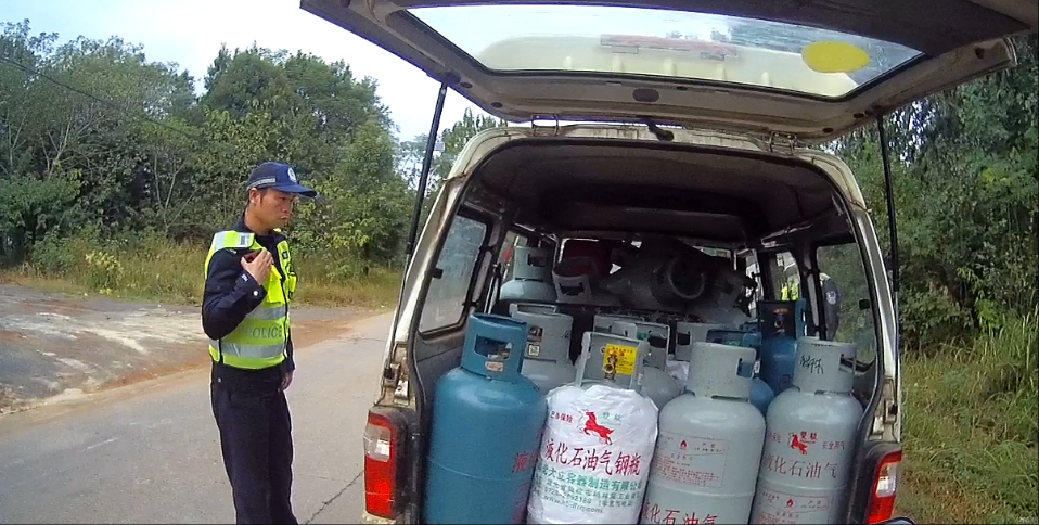 安全生产在线|小车非法运载20罐液化气  交警及时“排雷”除隐患