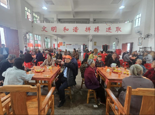 老少同乐庆重阳，和谐邻里共安康——三泉口村举办重阳敬老活动