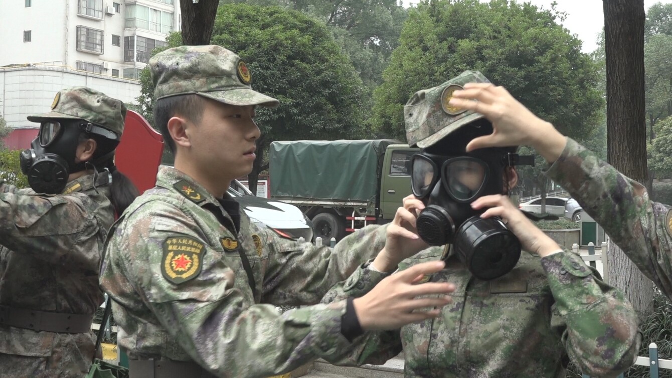 县人武部开展防毒气演练