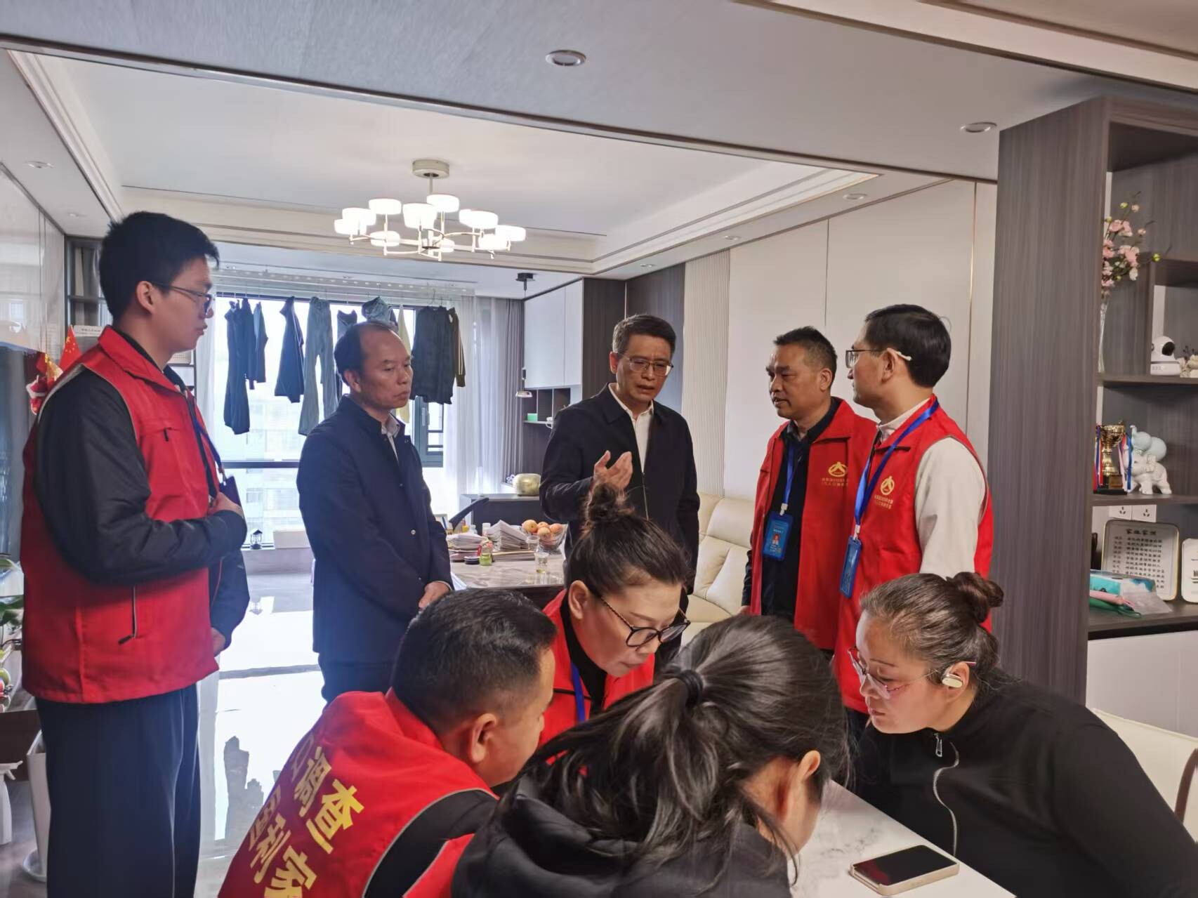 县领导调研指导人口抽样调查入户工作