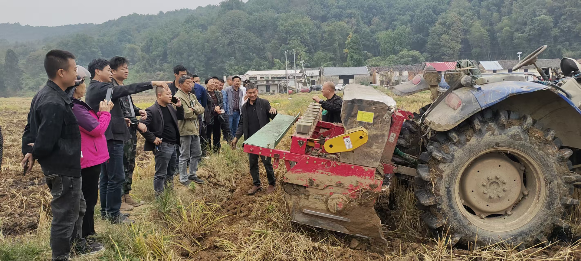 技“舂”田中来 机播油菜助丰收——舂陵江镇开展秋冬种油菜培训暨机播技术实操活动