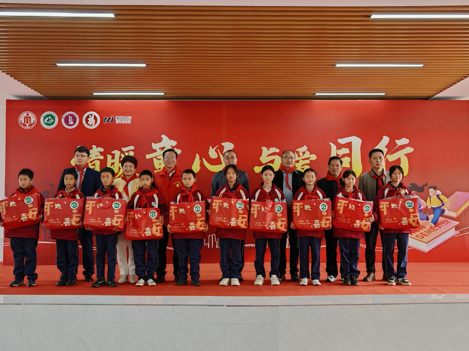 “情暖童心·与爱同行”关爱困境儿童公益活动在我县举行