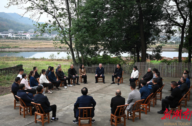 沈晓明在益阳市碧云峰村宣讲党的二十届四中全会精神