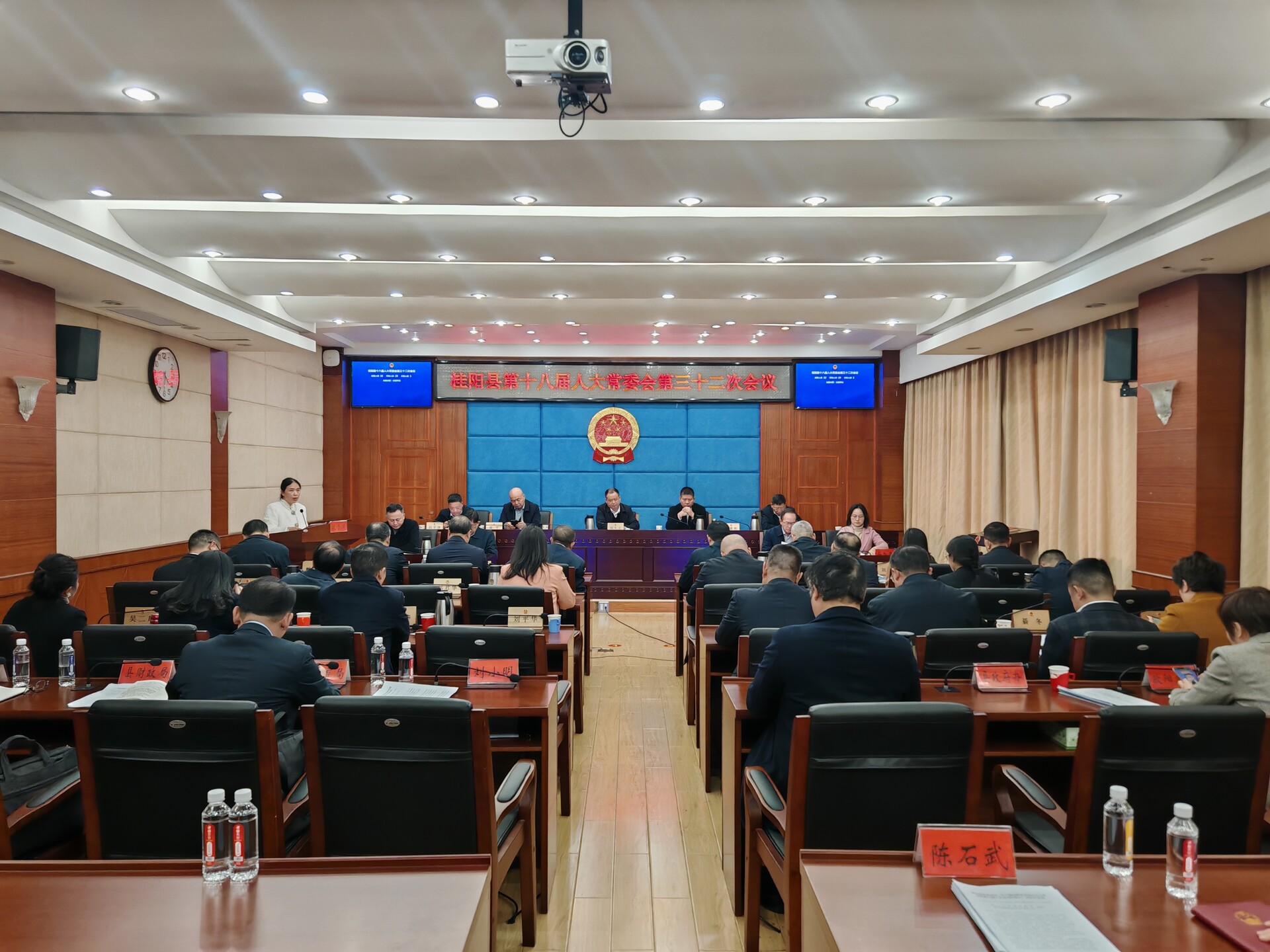 县十八届人大常委会第三十二次会议召开