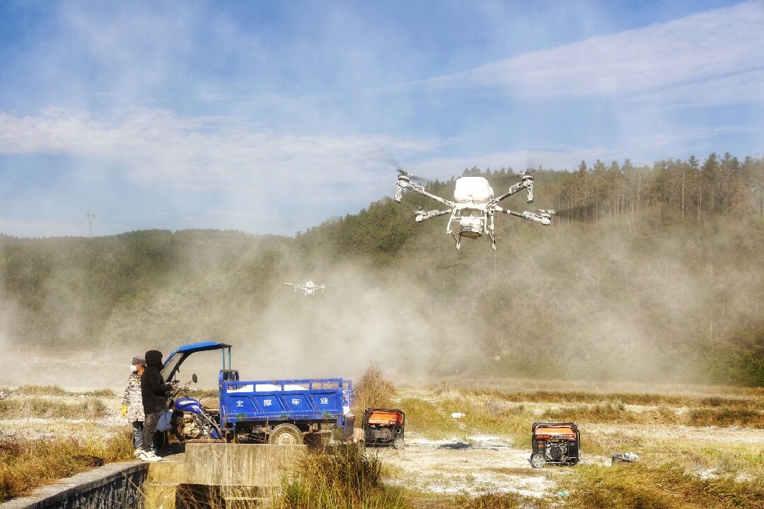 我县开展无人机“撒石灰” 为土地“补钙”