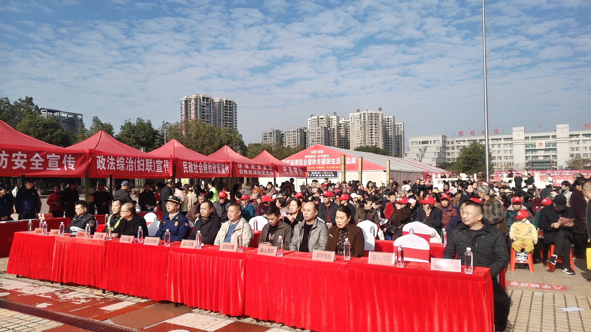 龙潭街道开展岁末年初消防宣传进万家惠民活动