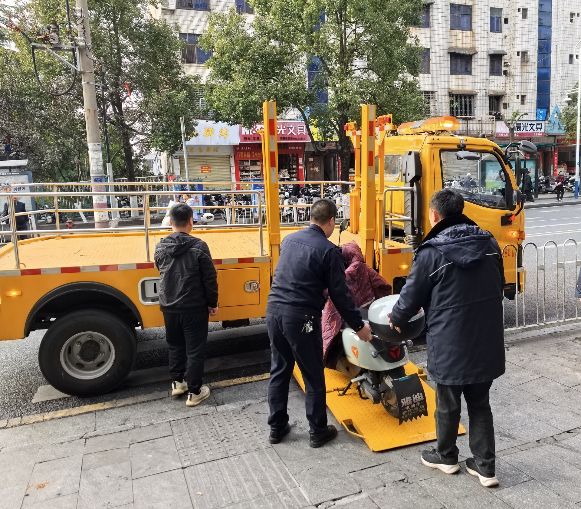 县城管局开展校园周边电动摩托车乱停乱放专项整治行动