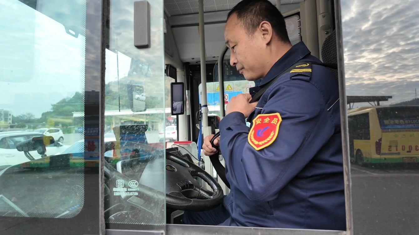 好人之城丨公交司机路遇三轮车起火 果断出手化险为夷