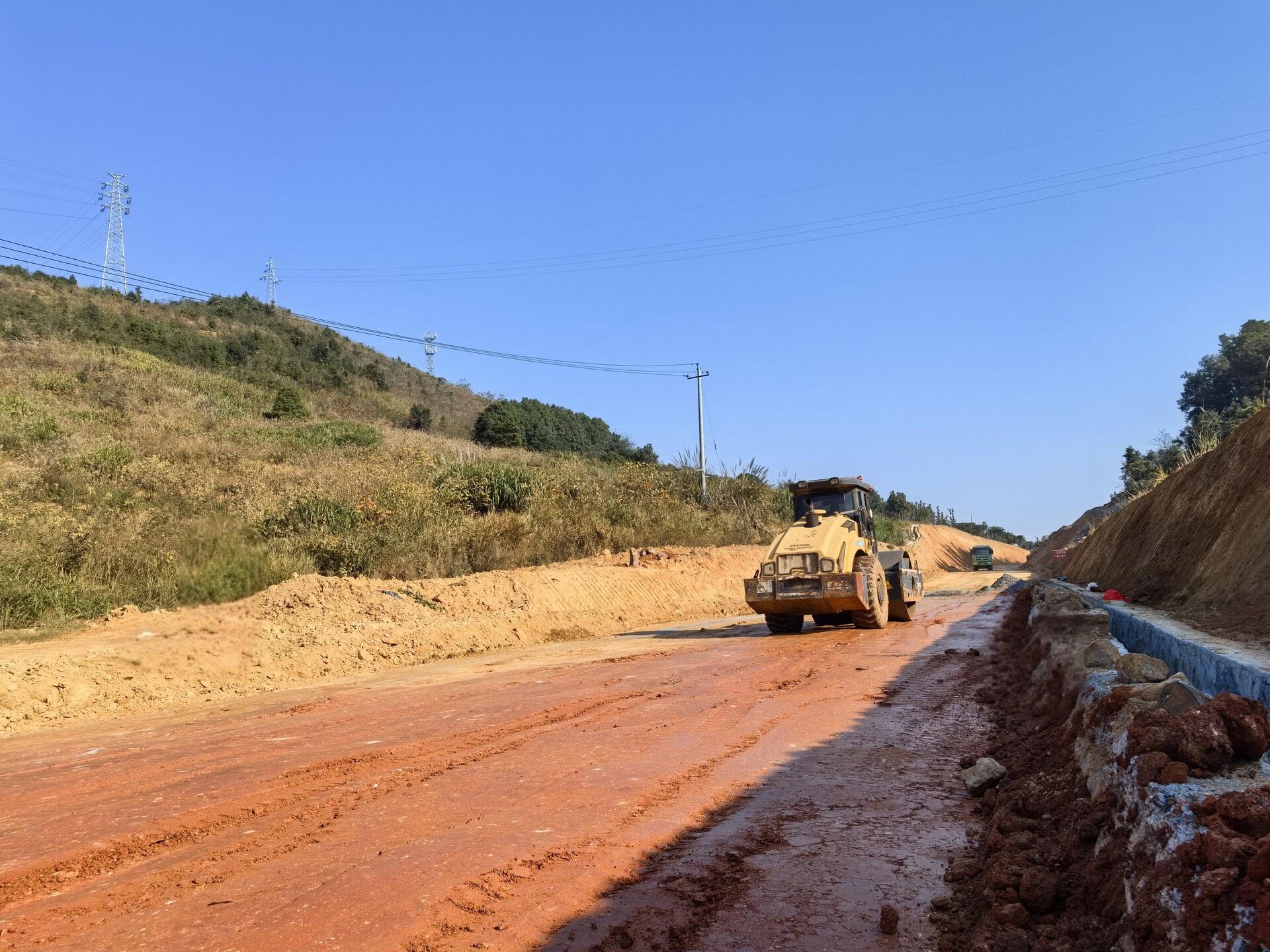深入推进“六大新行动” 全面实施“七大攻坚”丨金山路加速冲刺年底通车  完善城区交通网