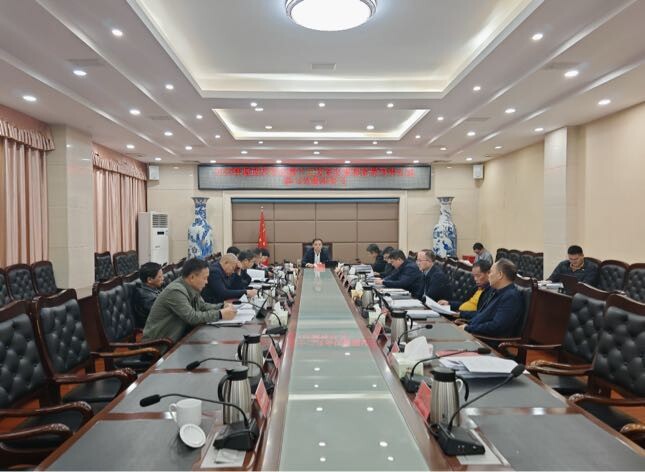 县政府党组召开2025年第十二次会议暨理论学习中心组举行第12次集体学习