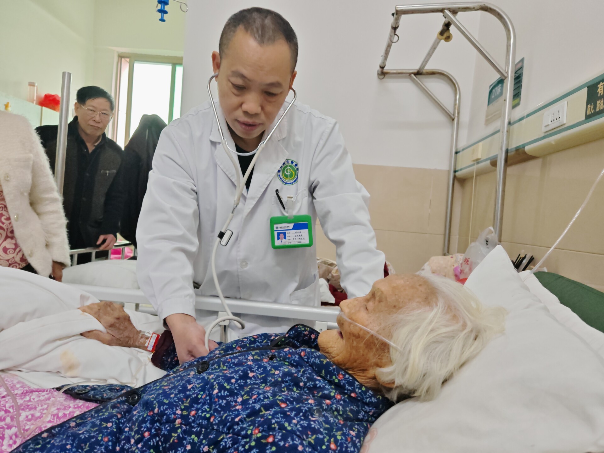 县中医医院治愈百岁老人骨折  家属赠牌匾谢良医