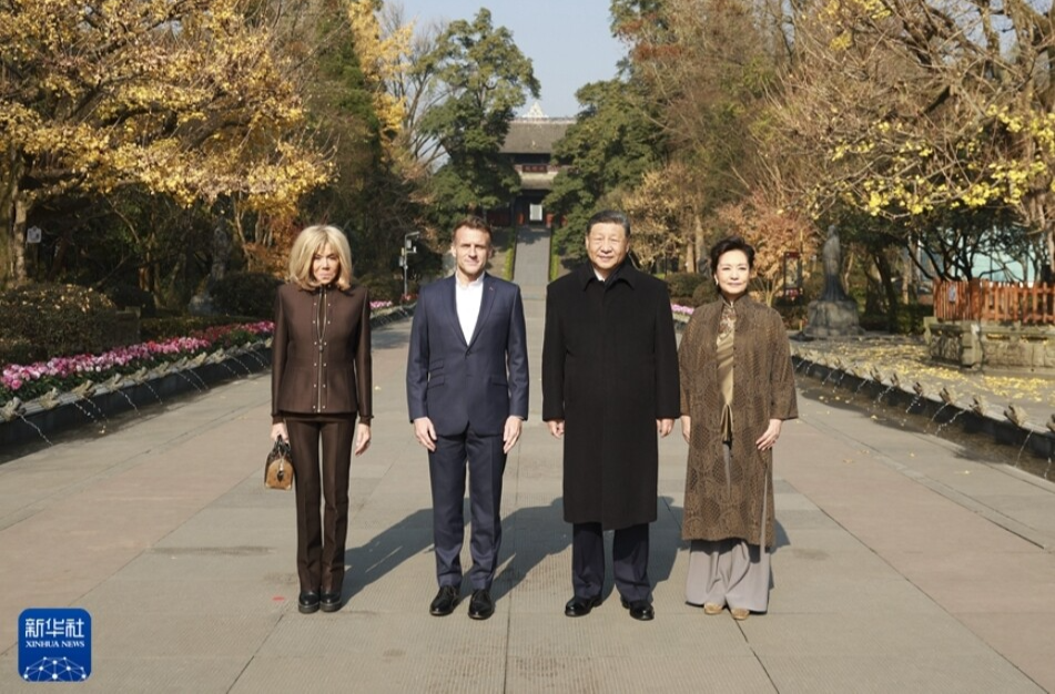 习近平同法国总统马克龙在成都进行友好交流