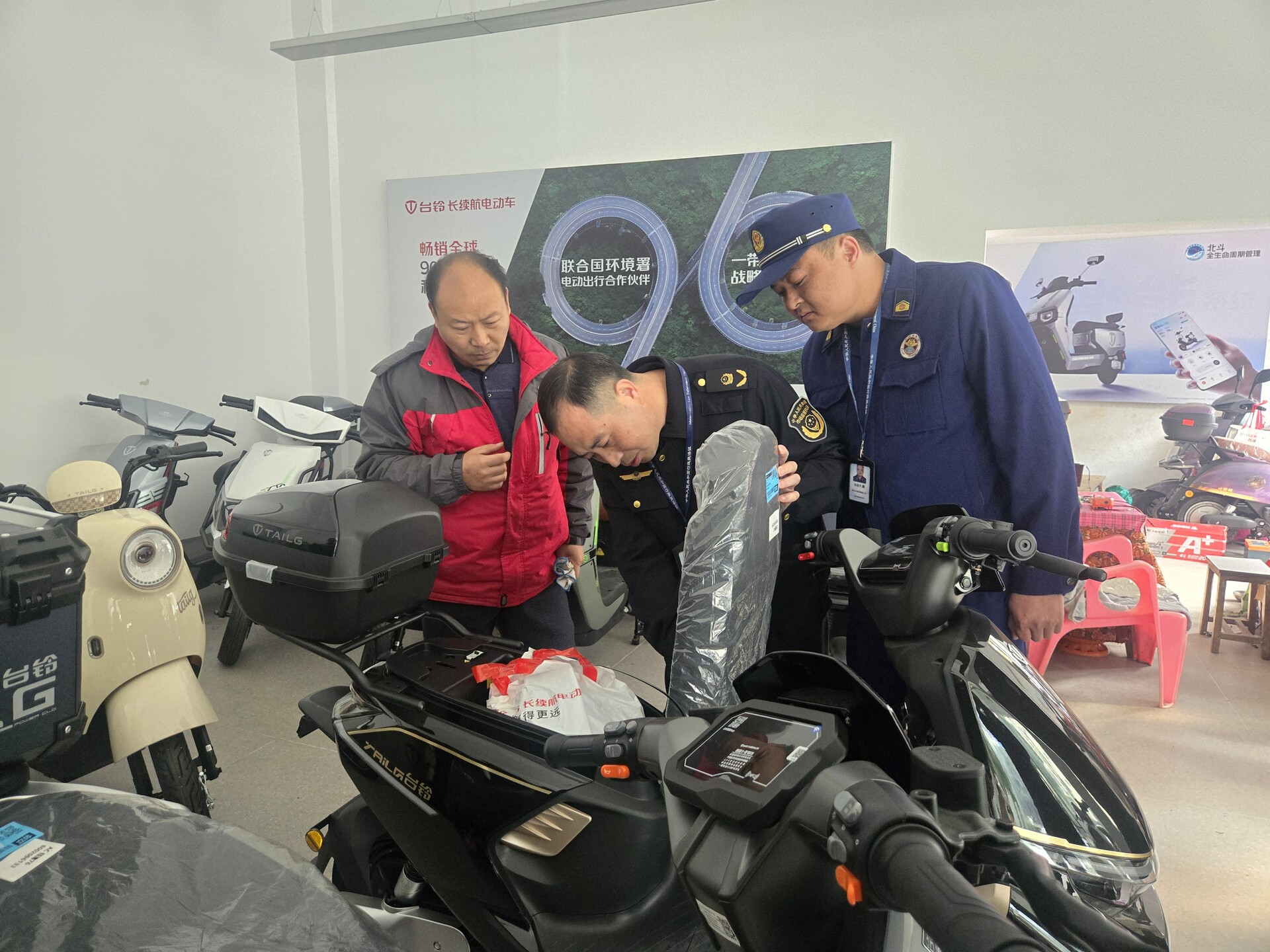 我县多部门联合开展电动自行车、摩托车检查行动