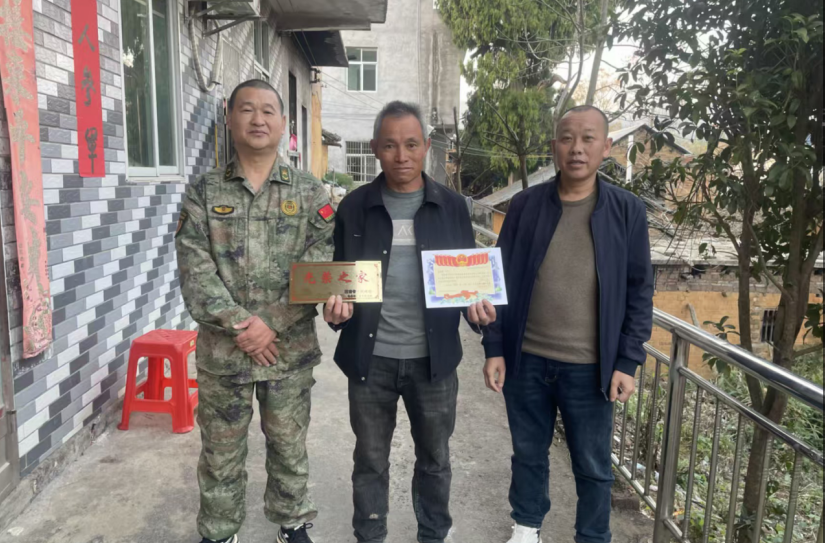 光荣牌匾映门楣 尊崇暖意在敖泉——敖泉镇为新入伍家庭悬挂