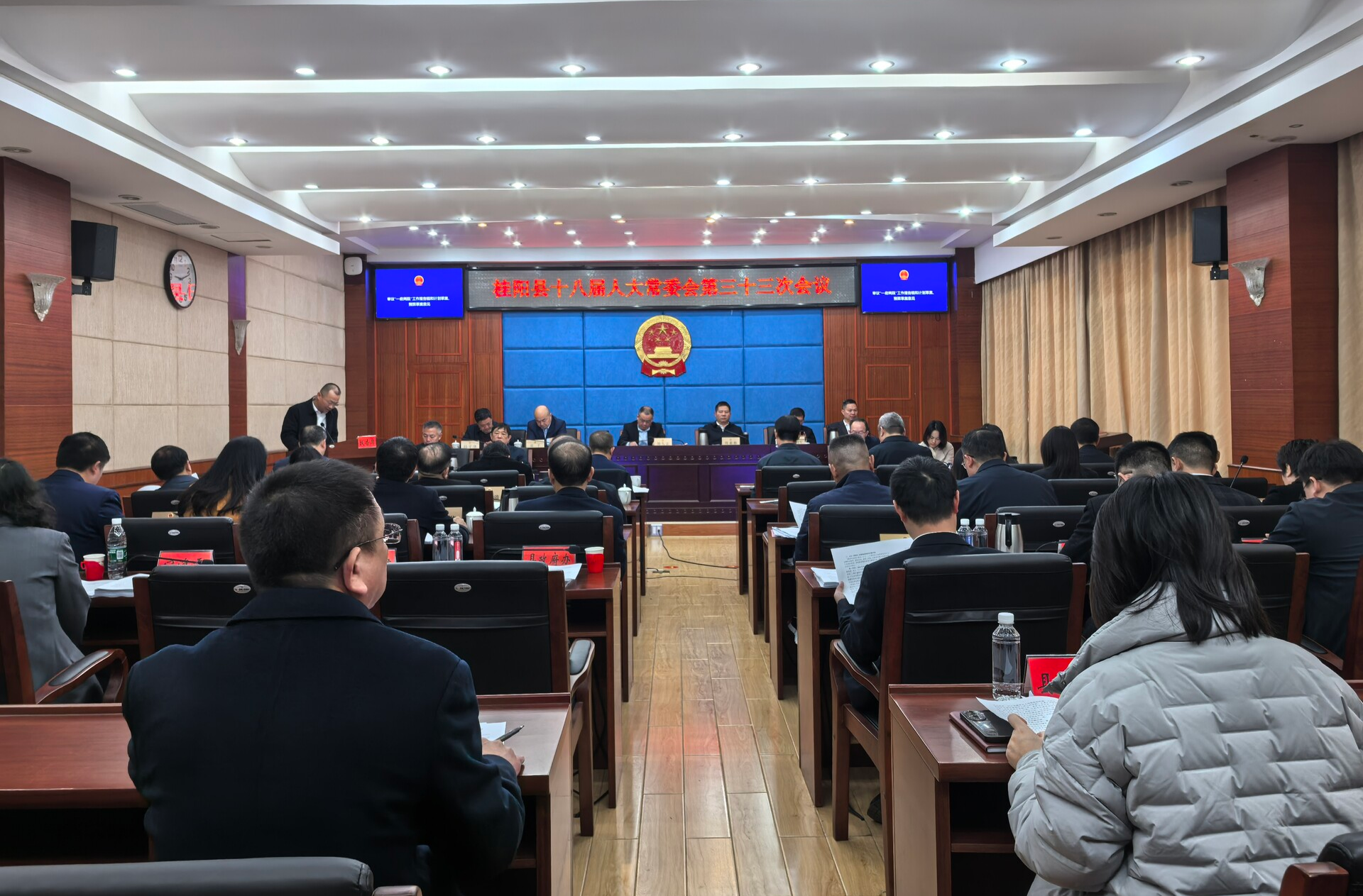 县十八届人大常委会第三十三次会议召开