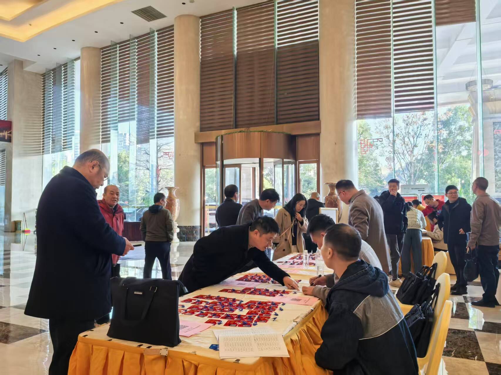 聚焦两会：  参加县政协十届五次会议委员抵达驻地报到