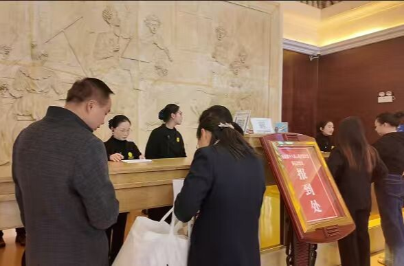 聚焦两会|参加县十八届人大五次会议人大代表向大会报到