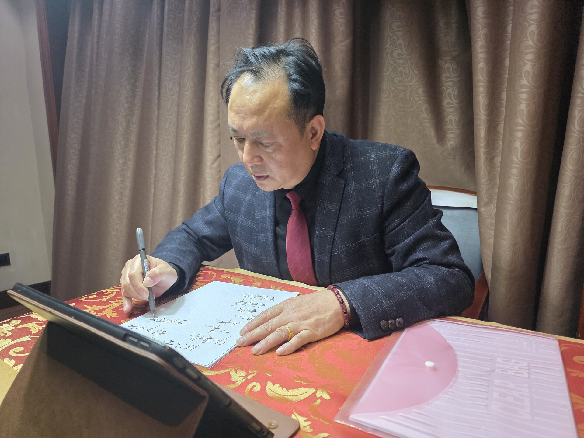 聚焦两会|委员精心撰写提案 共谋高质量发展