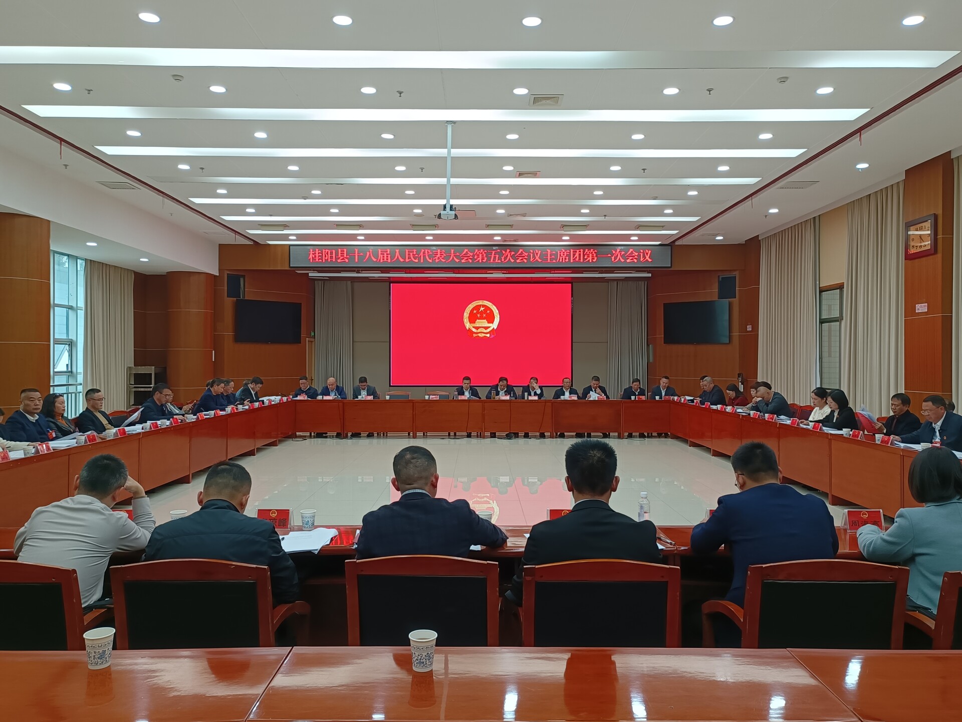 聚焦两会｜县十八届人大五次会议主席团第一次会议召开