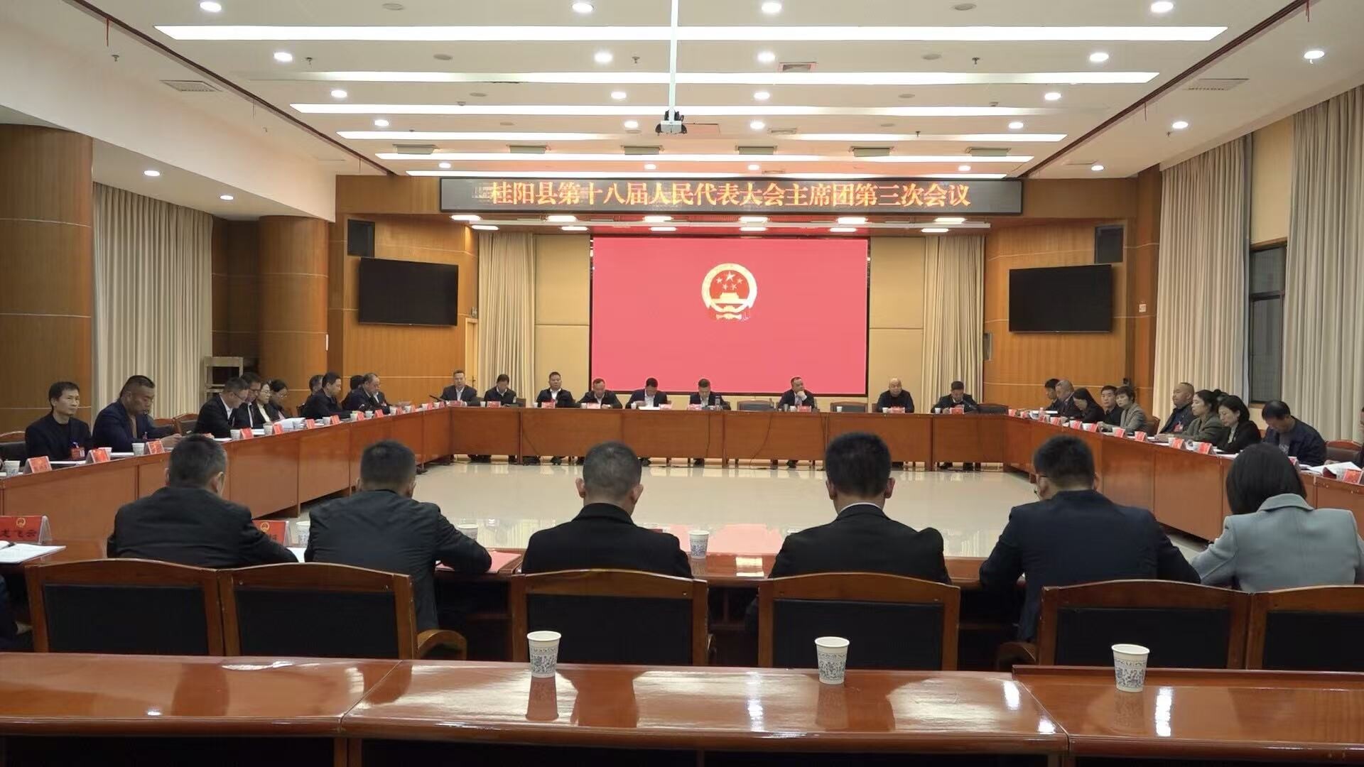 聚焦两会|县十八人大五次会议举行主席团第三次会议