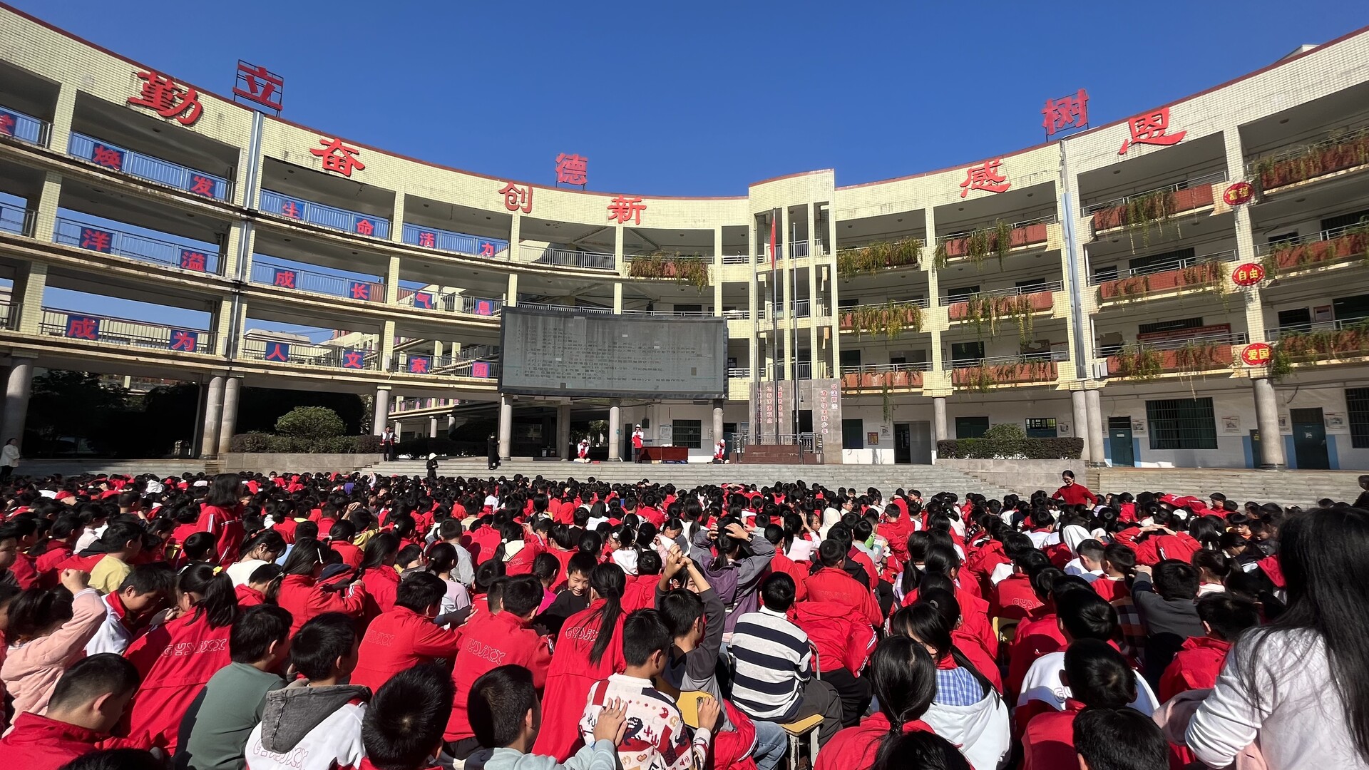 安全生产在线丨县士杰学校开展应急救护知识普及培训暨心肺复苏实操演练活动