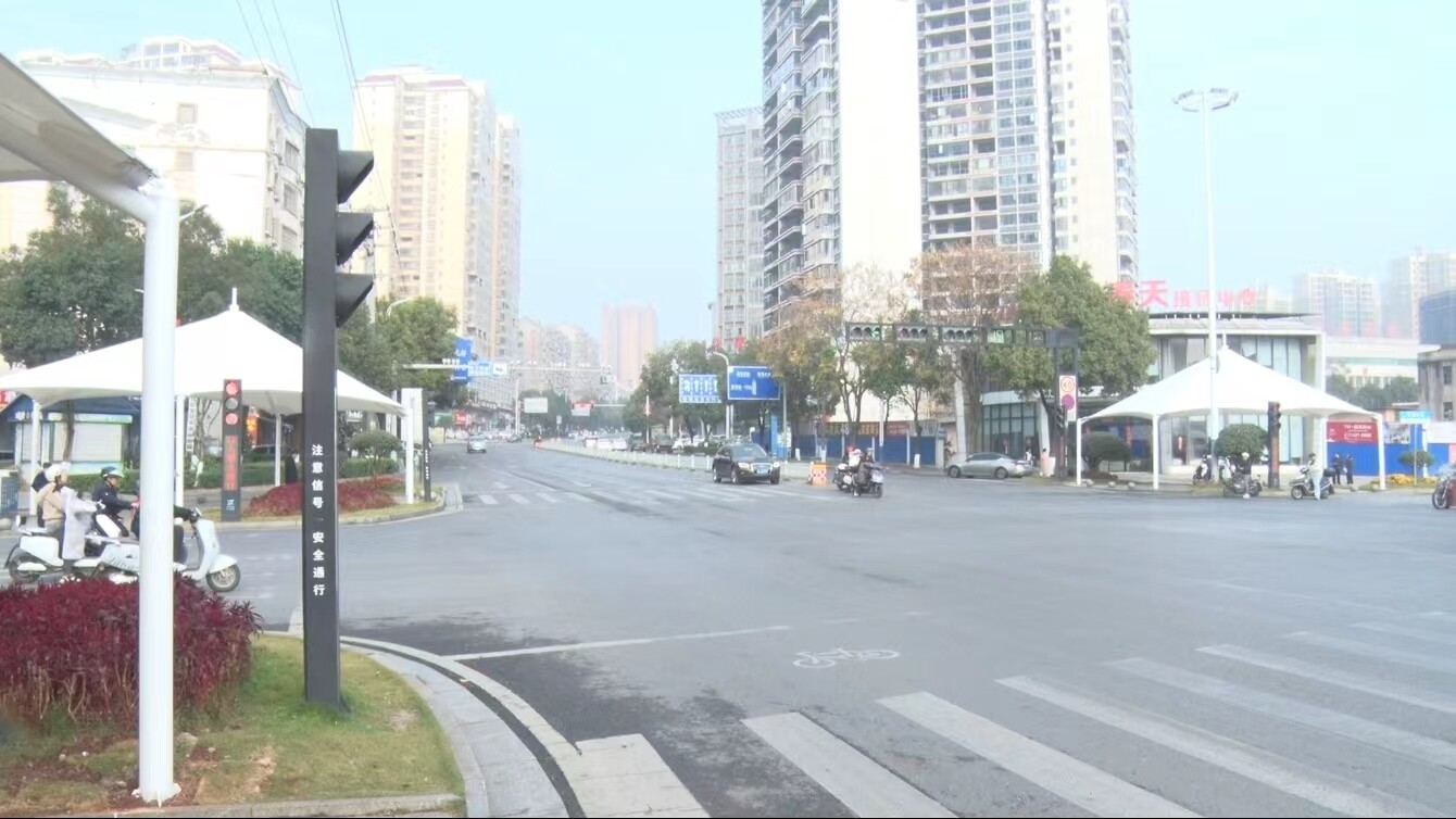 践初心 办实事丨 路口“遮阳棚”撑起民生“暖心伞”