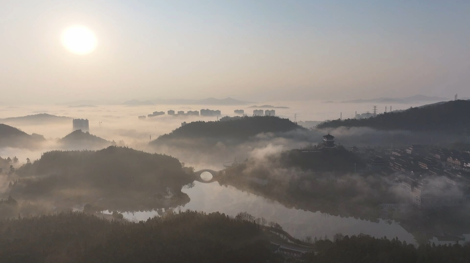 平流雾锁古郡 宛如水墨画卷