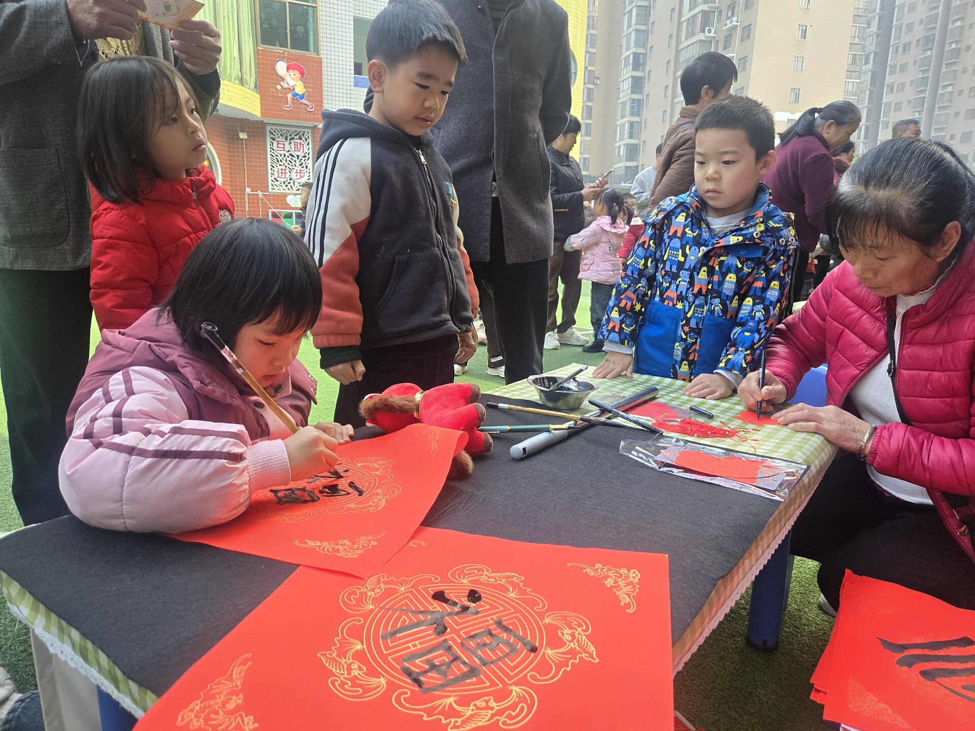 喜迎元旦“庙”趣横生  萌娃享民俗迎新春