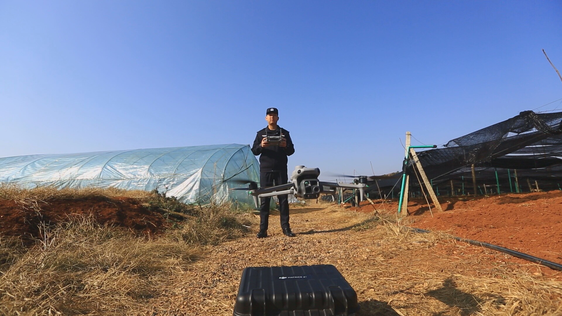 九旬老人山林走失 警犬＋无人机联动30分钟寻回