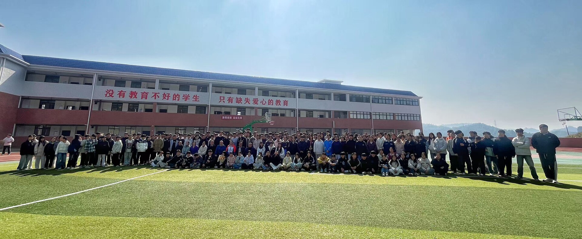 冠军之城 |  世界举重冠军张旺丽到县铭郡学校开展励志讲座